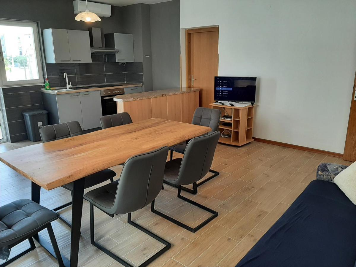 Apartments Tina โอมิช ภายนอก รูปภาพ