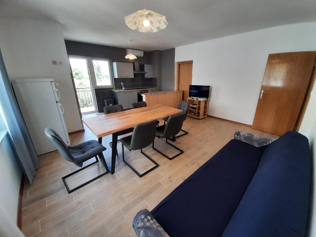 Apartments Tina โอมิช ภายนอก รูปภาพ