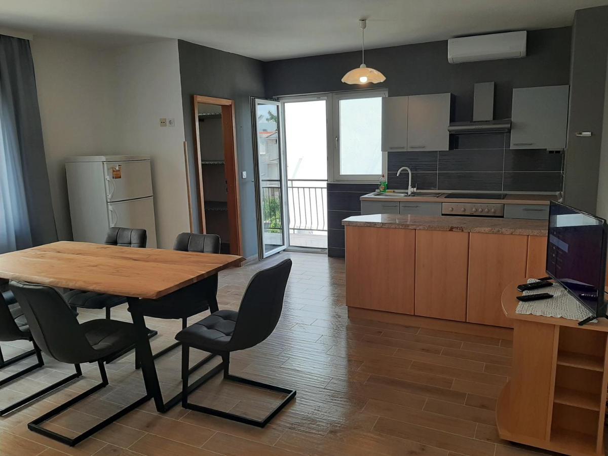Apartments Tina โอมิช ภายนอก รูปภาพ